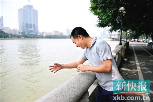 ■昨日,的哥朱亮向记者演示了一次当时跳江救人的过程。新快报记者 孙毅/摄