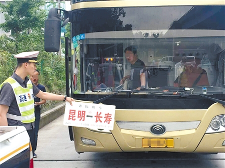 客车被高速公路执法人员抓了现形 本组图片由记者 龙在全摄