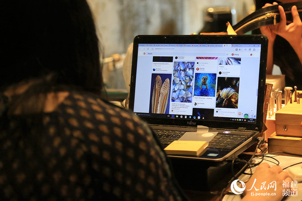 每天，ANNA都会浏览各种图片网站，寻找创作灵感