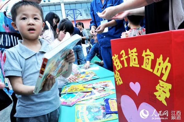 “六一”前夕，江铜集团德兴铜矿幼儿园中区分园举行“给孩子适宜的爱” 亲子义卖捐赠活动。