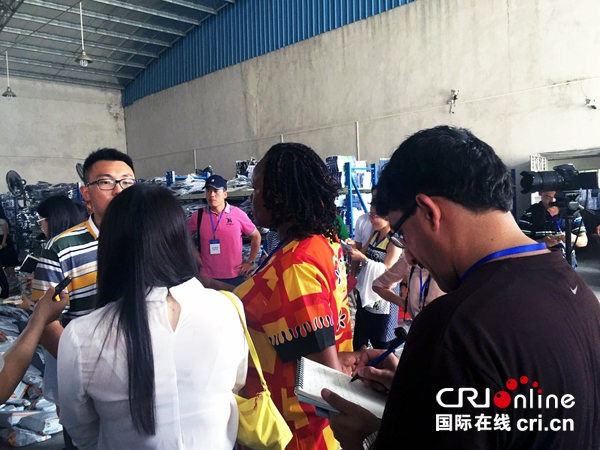 外媒记者采访军埔电子商务村。摄影:杜佳宁