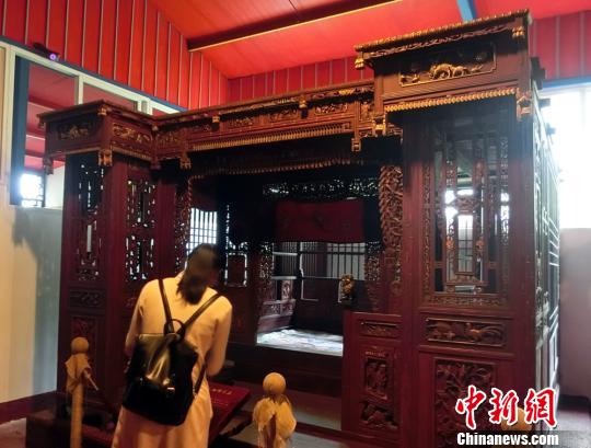 “坐月子”床四周的回廊，可以给生完孩子的妇女走动。　邓霞 摄