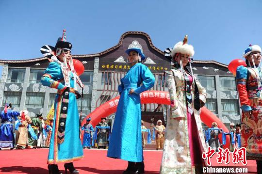 蒙古族服饰也称为蒙古袍，主要包括长袍、腰带、靴子、首饰等。　杨艳敏 摄