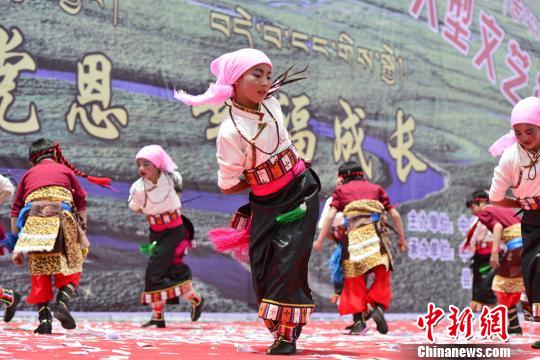 阿坝县龙藏乡中心校表演《美丽的格桑花》。　钟欣　摄
