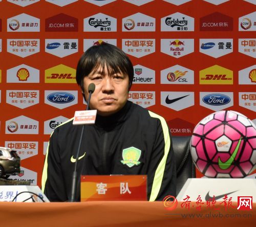 国安队代理主帅谢峰和队员于大宝