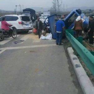 613省道日照段两货车与多车连环相撞,致1死5