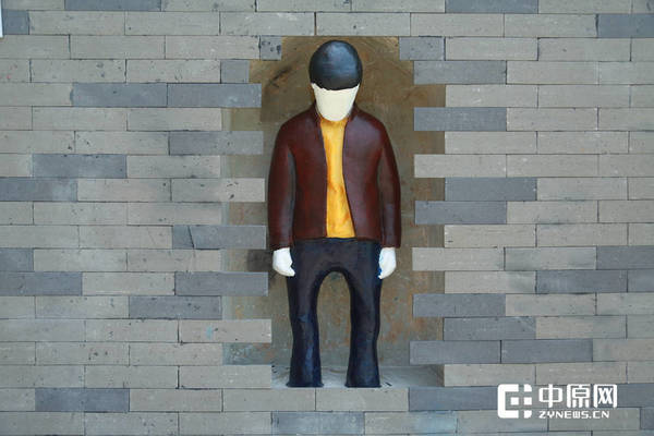 张洋《心·郁》创作说明：表现压抑封闭下的内心世界，当下令人堪忧的社会现实，继而鼓励人们直面现实问题，承担这个社会的责任。