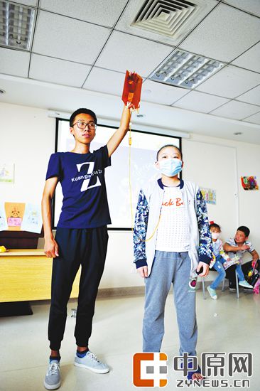 9岁的杨世文挂着输液瓶演唱《爸爸去哪儿》