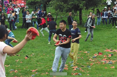 2千学生减压砸1吨西瓜 景区:解决滞销难题 不浪费