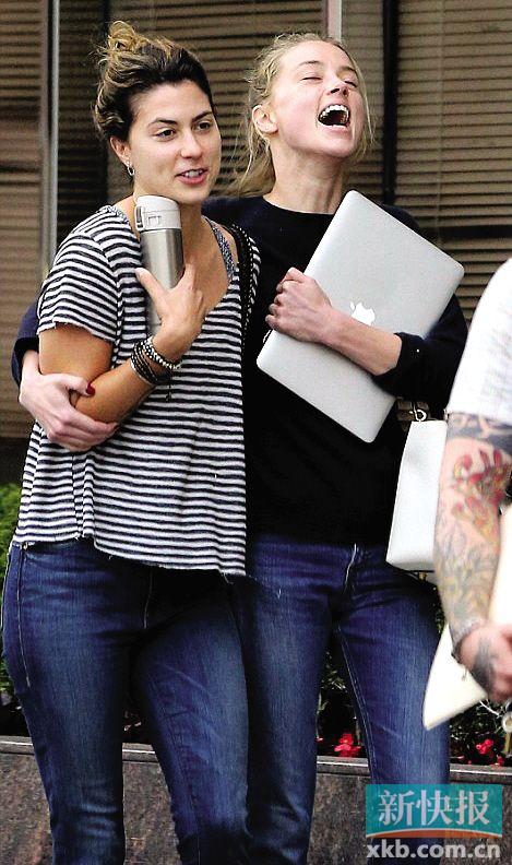 艾梅伯近日与她的法律团队开完会走出大楼,心情大好。