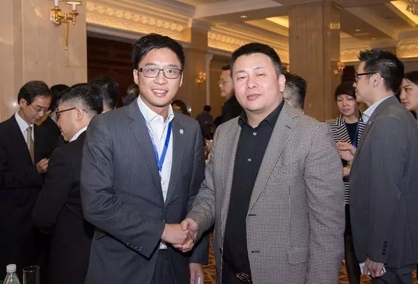 霍英东集团副总裁 霍启山（左） 重庆博恩科技集团 董事长 熊新翔（右）