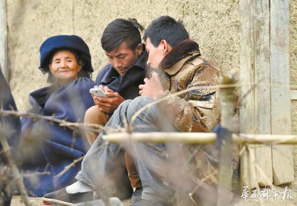 "悬崖村"村民能够通过智能手机与外界保持联系.