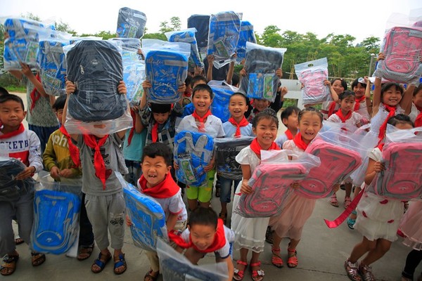 5月31日,河南省平顶山市宝丰县赵庄镇大黄村小学学生展示领到的学习用品。何五昌摄