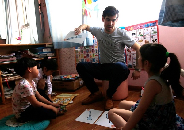 5月31日,在河南省平顶山市宝丰县一家幼儿园,一位外教老师在教小朋友英语。