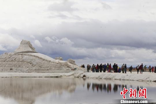 图为中国版“天空之镜”青海茶卡盐湖。　胡贵龙　摄