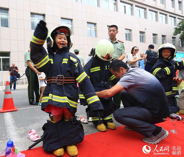 在活动现场，小朋友穿上消防服，化身“萌娃消防员”。