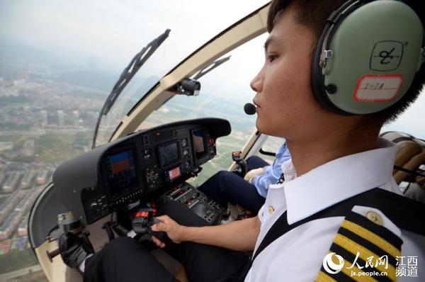 AC311直升机飞行员驾驶直升机飞临景德镇上空。