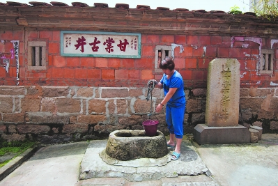 丰州老街附近，一口明代的甘棠井还在为附近的居民服务。