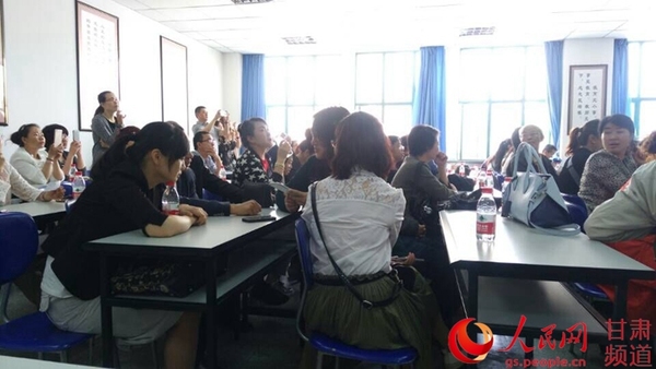 现场的学生家长和老师(周芳霞 摄)