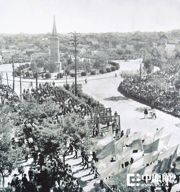 郑州游行队伍经过“二七”广场，50年代是郑州的政治经济文化中心