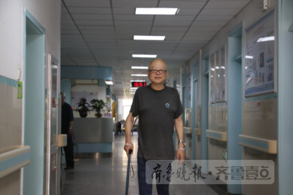 输完液后，王子海在医院走廊里走走，精神头也好一点。