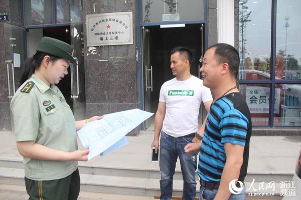 一大早，孙蔚就来到了一处计划改建成宾馆的大楼，检查消防安全情况。赵倩 摄