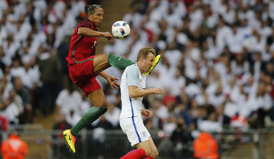 英国媒体则指责阿尔维斯,这是愚蠢野蛮的犯规.