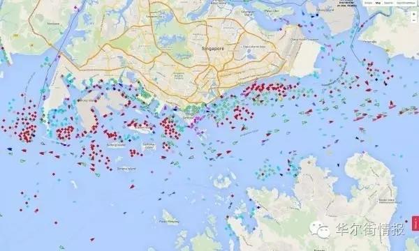 路透社最近公布的一组航拍图片火了，照片中显示，公海上漂浮着满载原油的轮船，几乎把海上堵成了高峰期的北京二环。