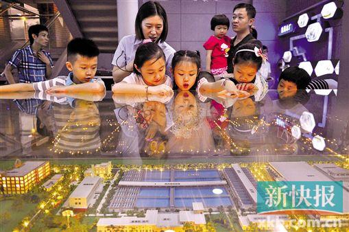 ■孩子们在自来水展示馆内参观学习。