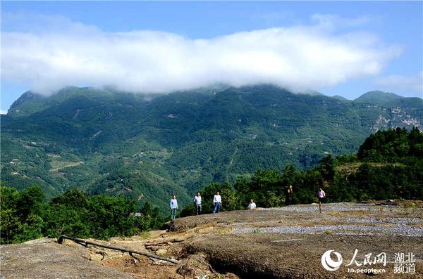 马坪妙呀台由平整纹理石构成，可观四方百里风光