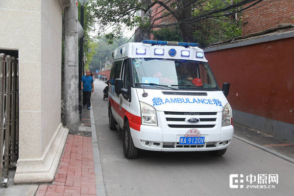 十九中外一辆急救车随时待命