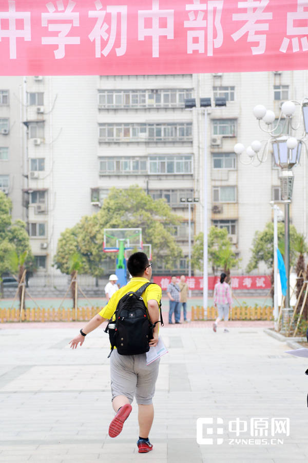临近开考时间，一位考生小跑着进入考场.