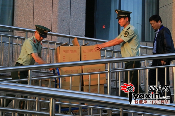 6月7日,武警边防官兵帮助工作人员搬运试卷。