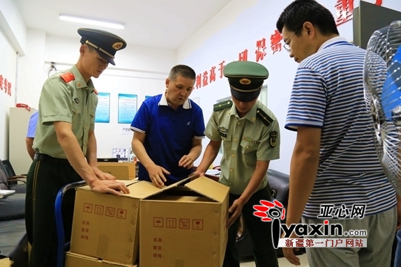 6月7日,武警边防官兵与工作人员一起清点出库试卷。
