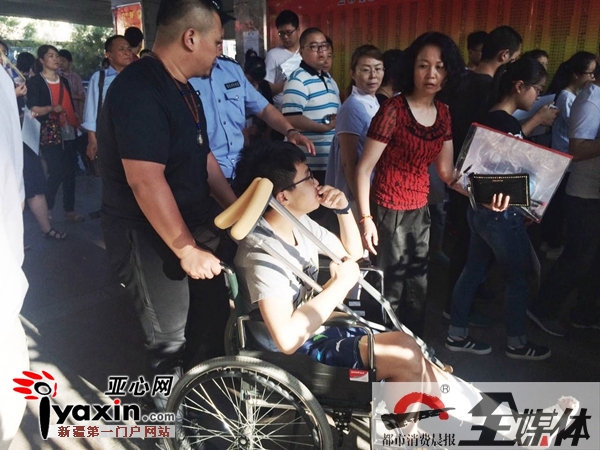 6月7日8时35分，乌市兵团二中高考考点 家长推着坐轮椅的孩子进考场。