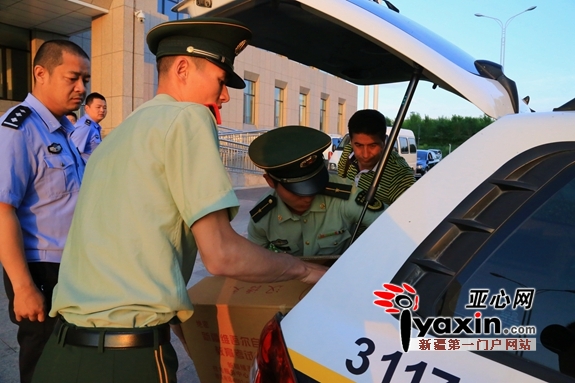 6月7日,武警官兵、公安民警和工作人员一起押运试卷。