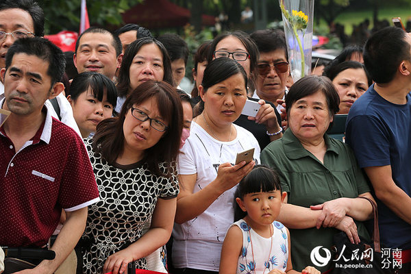 家长在焦急地等待考生
