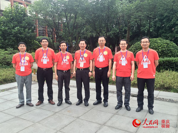 重庆21万余考生参加高考 陪考老师穿红体恤送