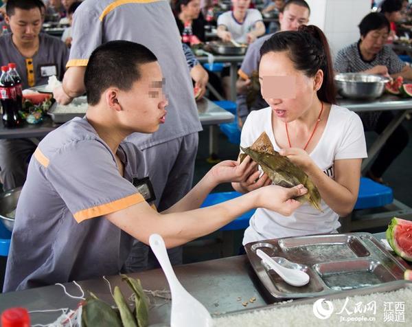 端午节前夕，江西省未管所邀请百名母亲走进监狱和自己的孩子一起包粽子，庆佳节。（李斌/摄）