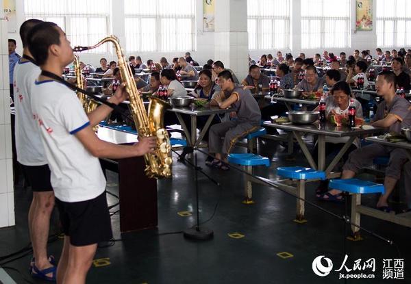 端午节前夕,江西省未管所邀请百名母亲走进监狱和自己的孩子一起包粽子,庆佳节。(李斌/摄)