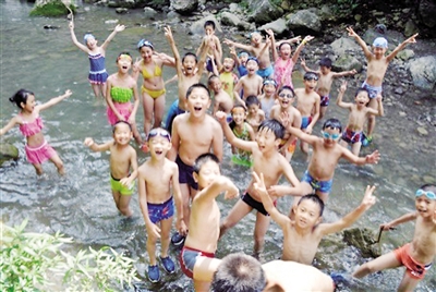 孩子们享受少年军校的活动。
