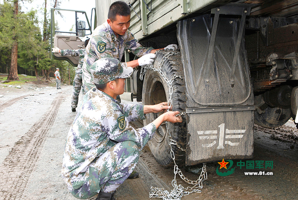 下坡前安装防滑链