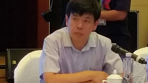 图为法制日报社副社长周秉键主持研讨会。