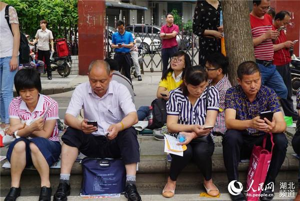 家长在考场外等候考生。