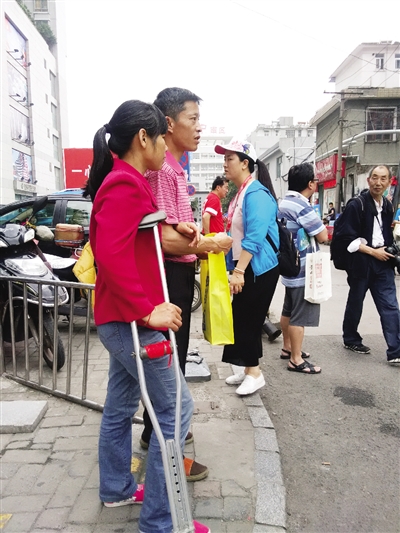 妈妈拄拐杖全天陪考 称身体不舒服精神上有安
