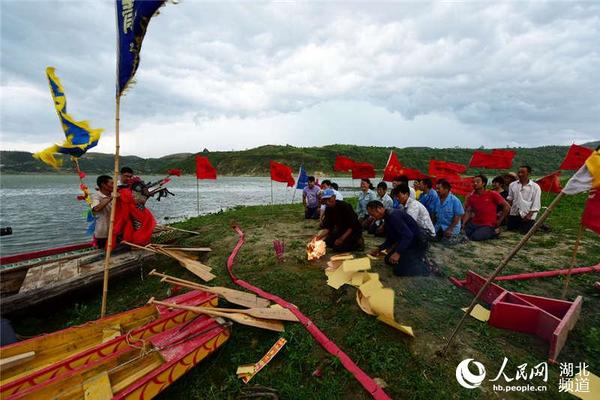 村民们祭拜青龙。
