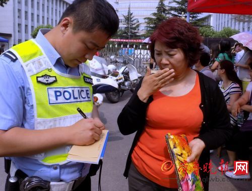 交警救急:又一个没带高考证件的小迷糊