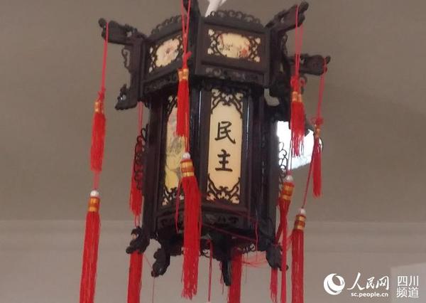 悦来茶园悬挂的一盏宫灯,印有“民主”字样。(记者陈曦 摄)