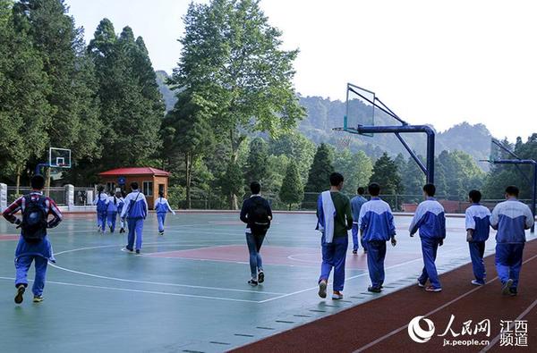 8日，结束了英语考试后，13名考生走出考场，他们的背影略显孤单。