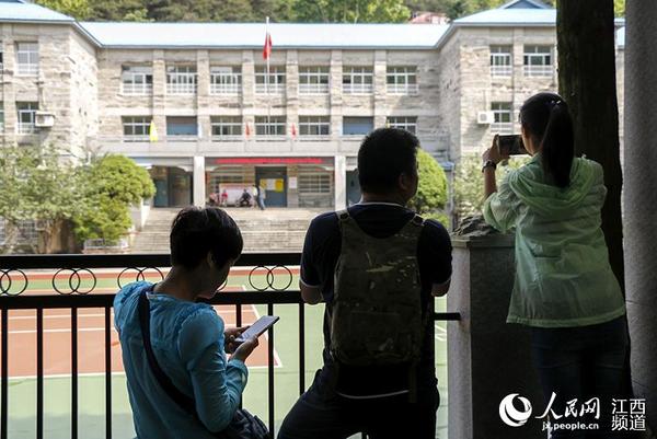 只有13名考生的考点吸引游客在院墙外拍照。
